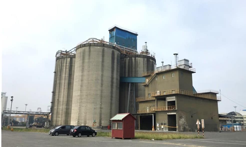 Photo of the cement silo at Wharf No. 73