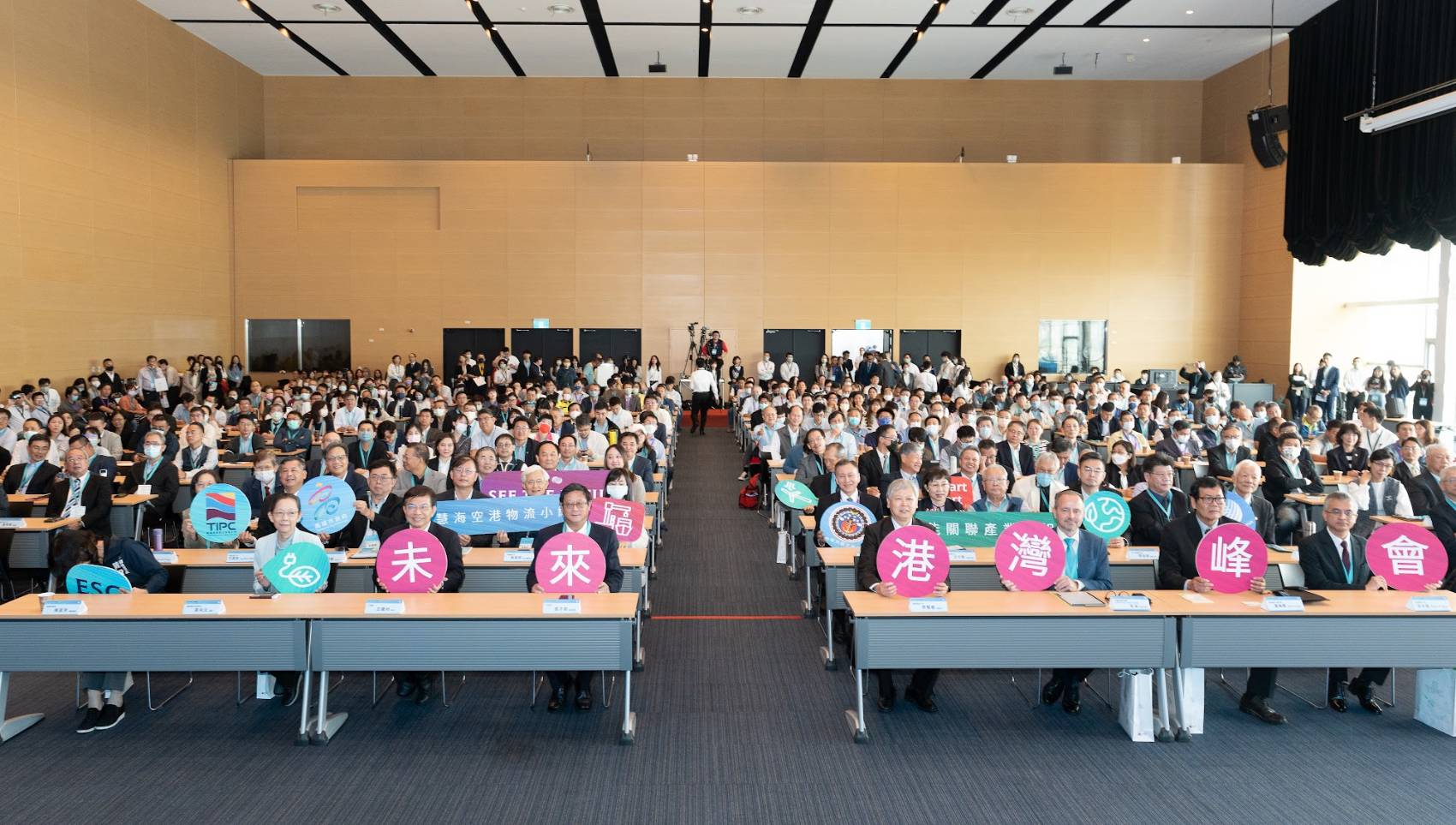Group photo of international honorable guests and speakers of Future Harbor Forum 