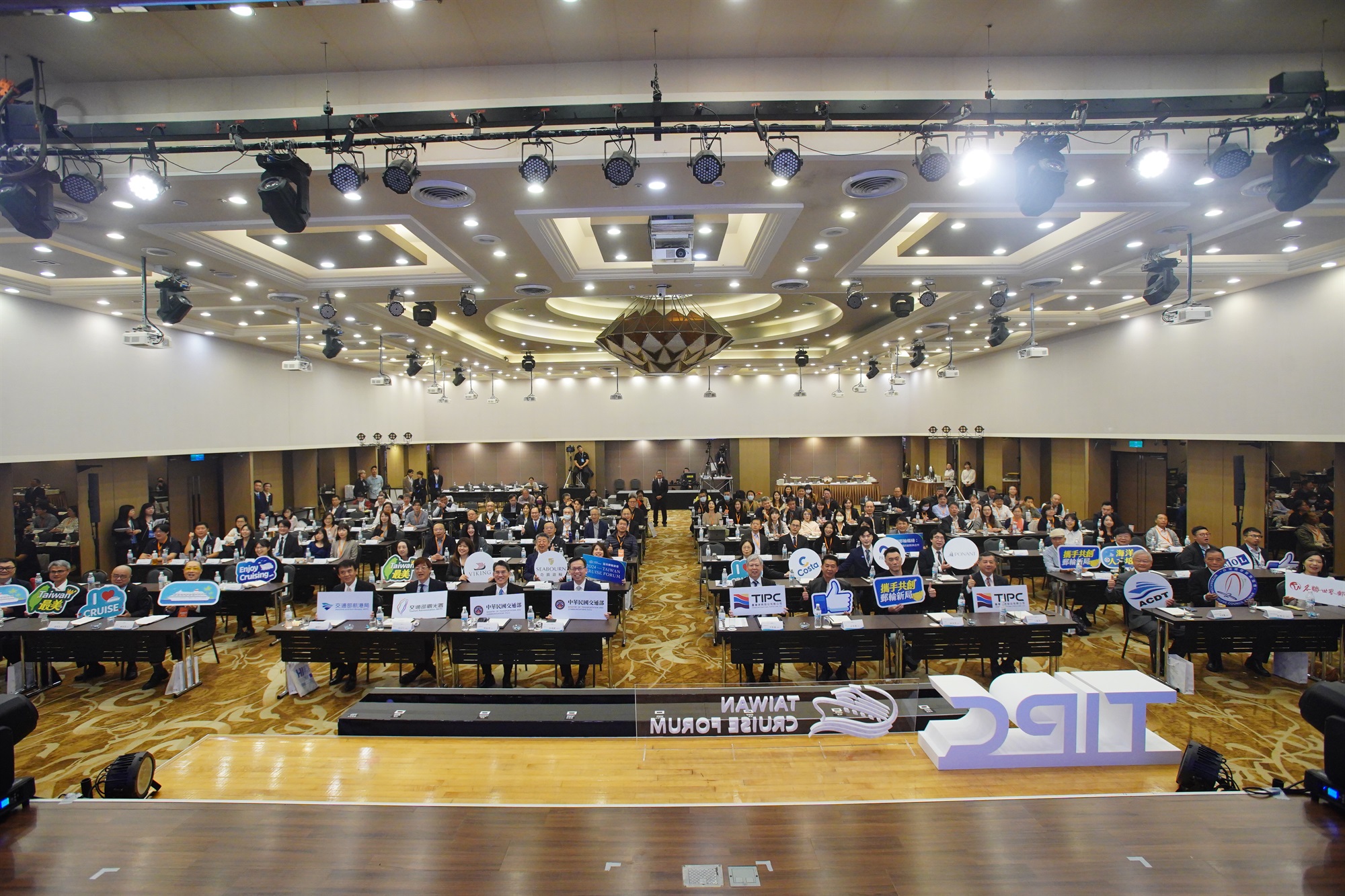 Group photo of 2024 Taiwan Cruise Forum.