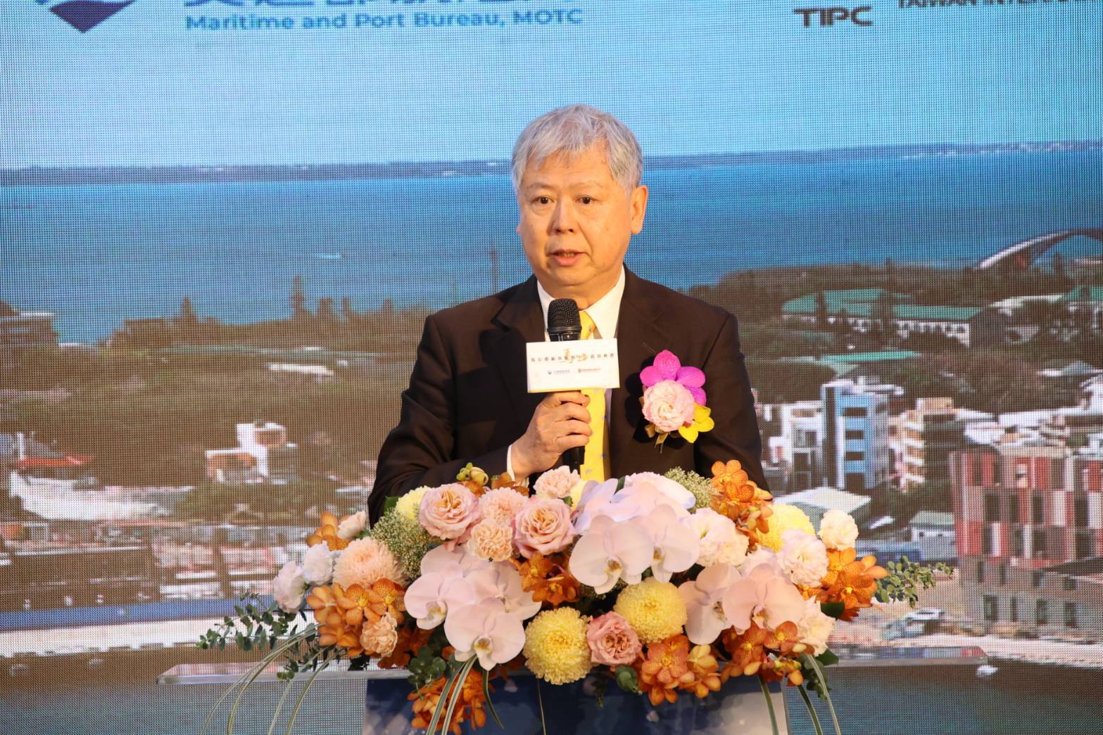 TIPC Chairman Hsien-yi Lee giving opening remarks at the Passenger Service Terminal Opening Ceremony