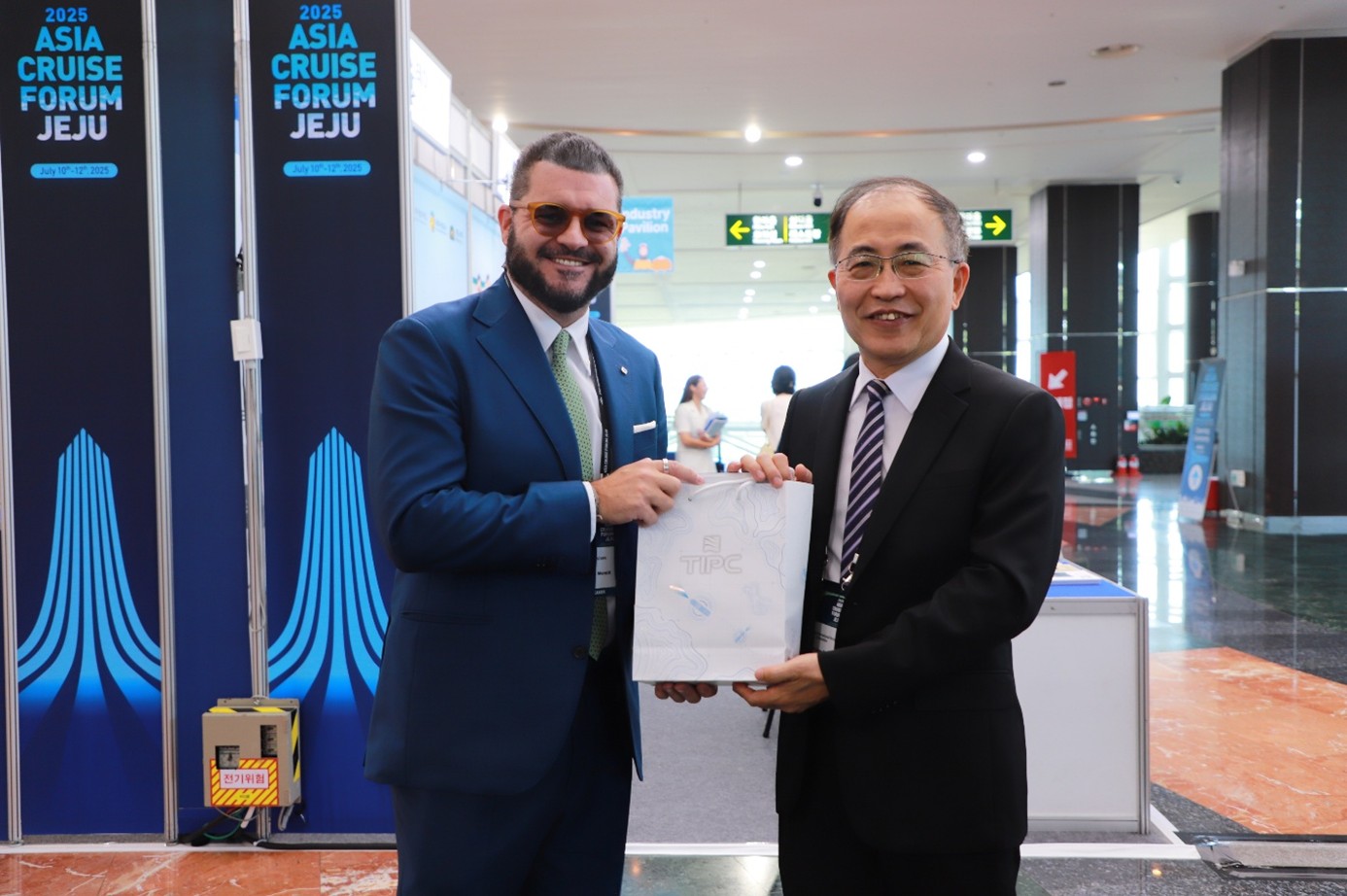 圖2、臺灣港務公司業務副總經理張展榮(右)於郵輪論壇會中拜訪地中海郵輪東京辦公室/日韓總裁Oliviero Morelli(左)，爭取增加來臺掛靠航次