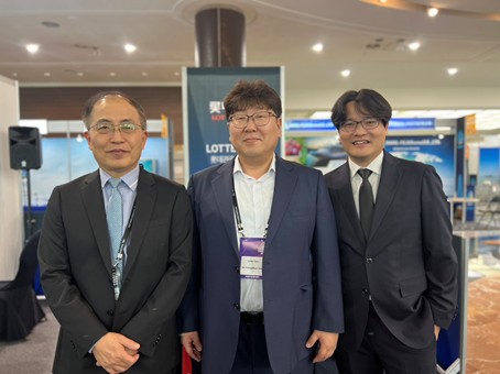 圖3、臺灣港務公司業務副總經理張展榮(左)及基隆港務分公司棧埠事業處魏碩良副處長(右)於郵輪論壇會中拜訪樂天旅遊處長Roy Jung(中)，分享臺灣港群近況