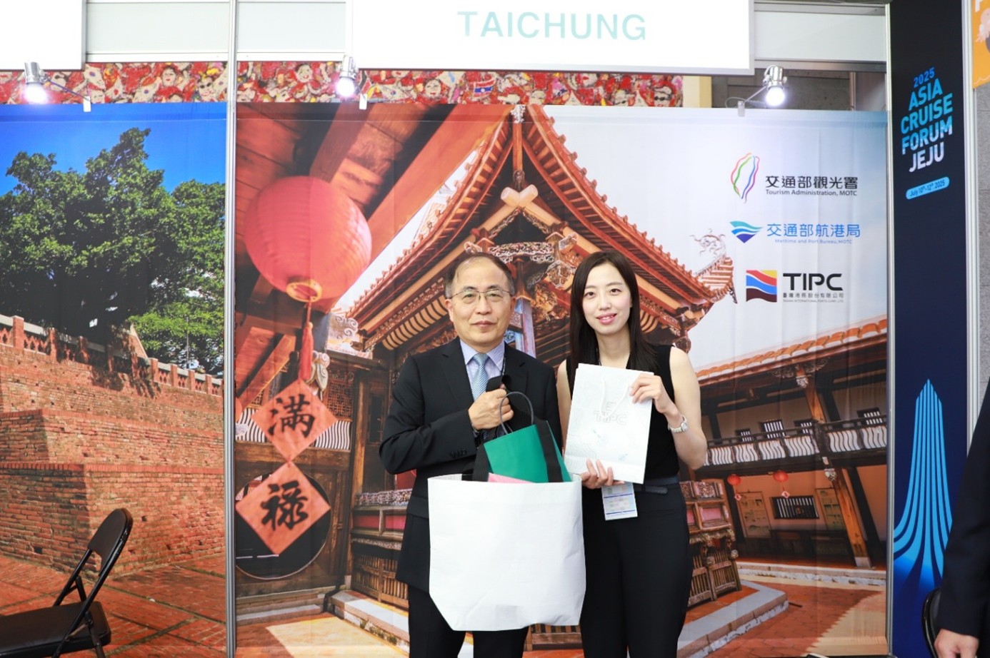 圖4、臺灣港務公司與交通部觀光署及航港局聯合展攤，增加臺灣郵輪港口及觀光資源國際能見度，圖為臺灣港務公司業務副總經理張展榮(左)與釜山港灣公社姜副處長(右)分享臺灣郵輪發展經驗