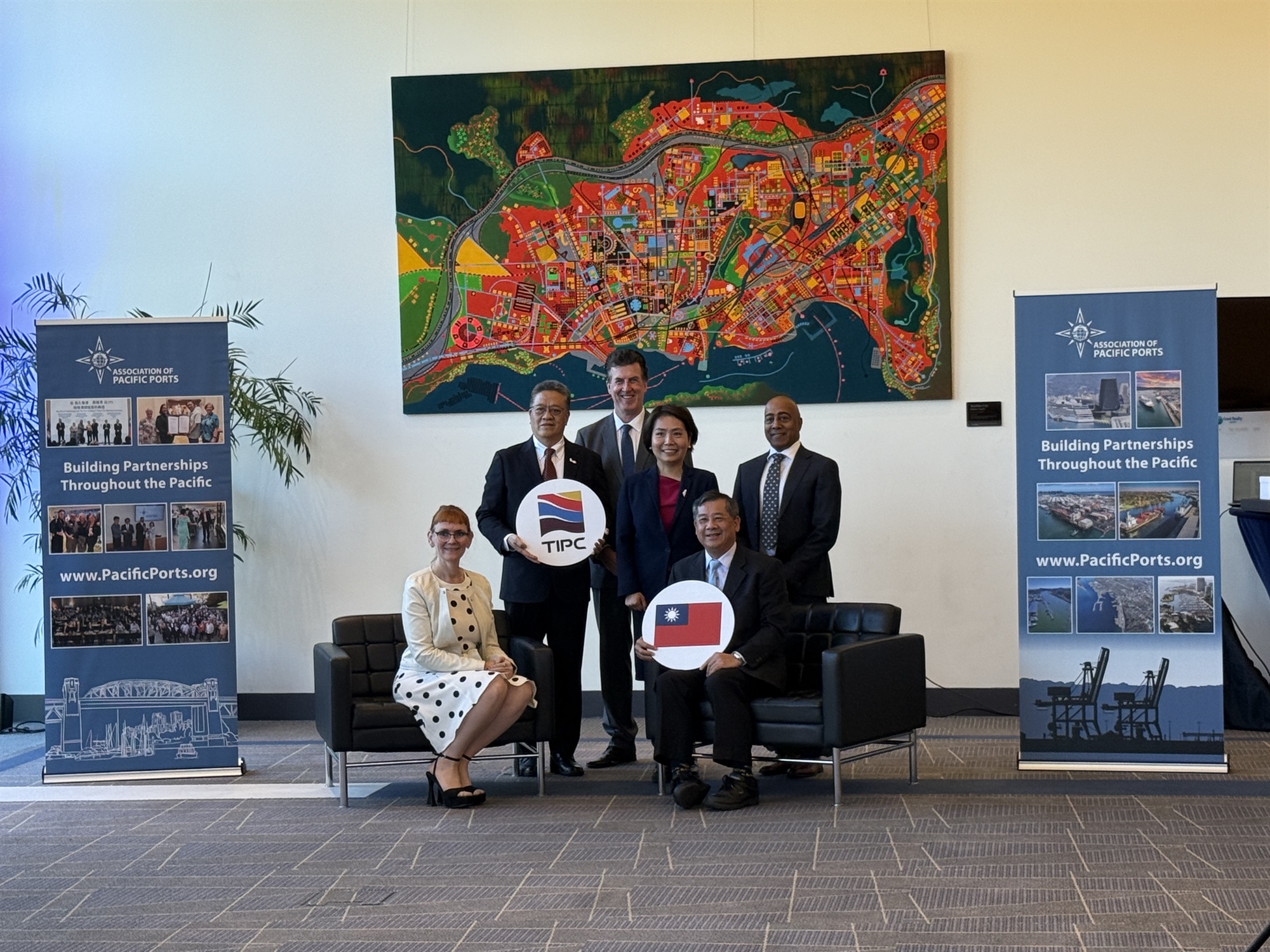 Image 3. Group photo. (From left to right, Nanaimo Port Authority Board Chair Donna Hais, Port of Kaohsiung Harbor Master Tsu-chiang Chen, Nanaimo Port Authority President and CEO Ian Marr, TECO Director General Angel Liu, TIPC President Chin-jung Wang and Deputy Minister of Transport Canada, Arun Thangaraj)