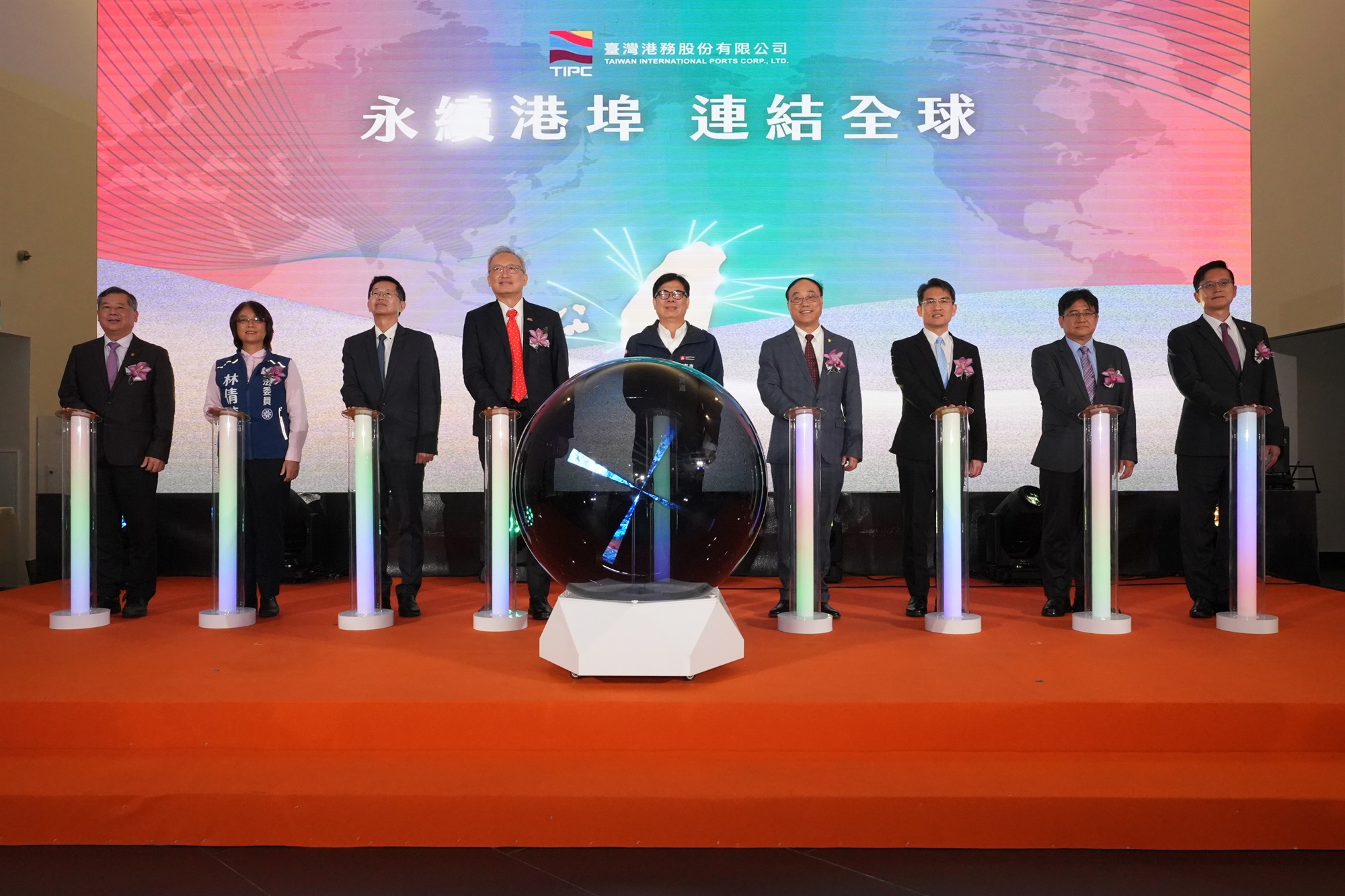 圖3、祝賀儀式大合照(左起港務公司王錦榮總經理、立法院林倩綺立法委員、高雄市政府郭添貴秘書長、外交部吳志中政務次長、高雄市政府陳其邁市長、港務公司周永暉董事長、交通部航政司韓振華司長、海洋委員會吳欣修常務副主任委員、交通部航港局陳賓權副局長)