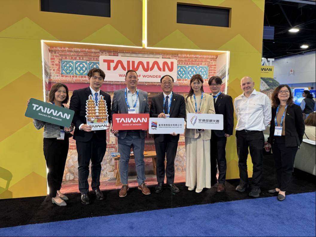 圖4、臺灣港務公司主動出擊 確立璽寶郵輪於2028至2029年加碼部署臺灣掛靠航次（由左至右：伍航船務代理蔡明宜總經理、臺灣港務公司吳大維經理、璽寶郵輪航線規劃經理 Jeff Shieh、臺灣港務公司周永暉董事長、交通部觀光署國際組蘇祐萱秘書、臺灣港務公司魏碩良副處長、紫色多媒體行銷總監Alex、交通部觀光署紐約辦事處莊靜真主任）