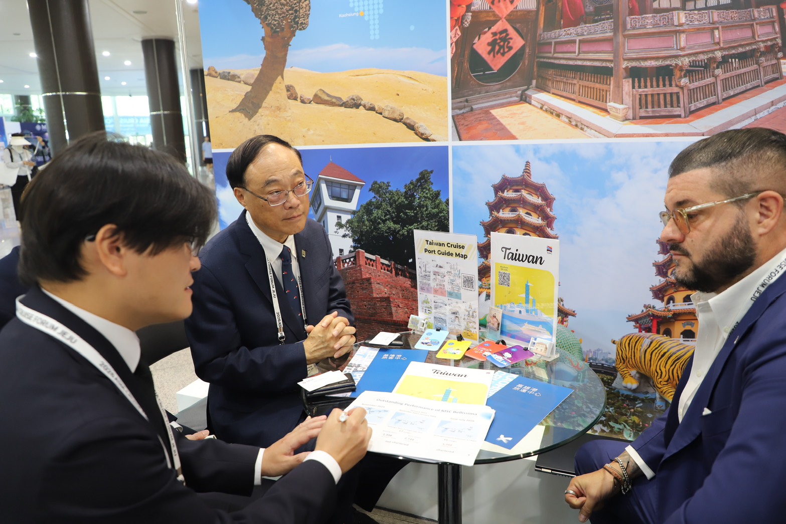圖3、臺灣港務公司設立展攤 與業者面對面洽談了解產業趨勢