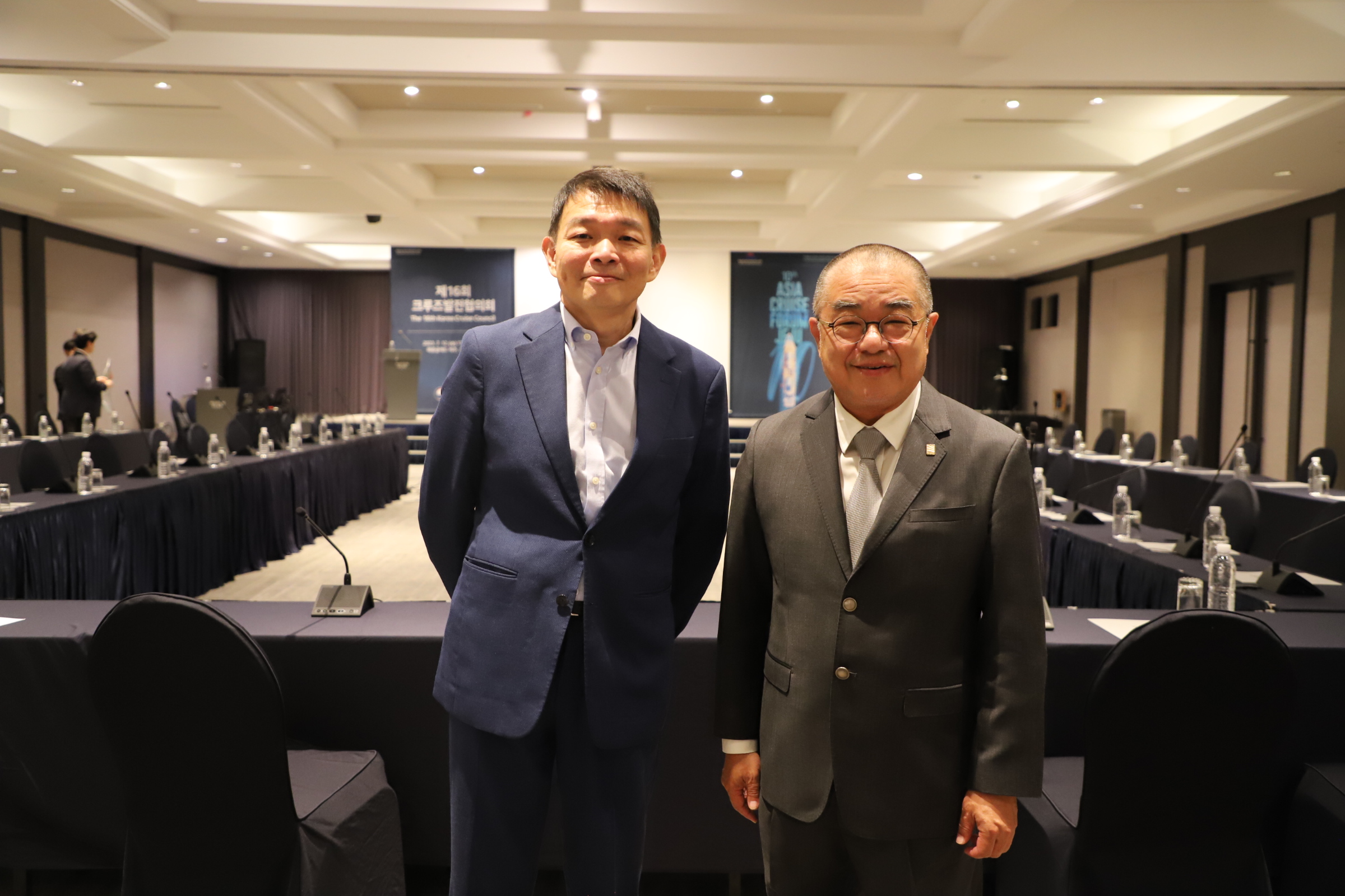 基隆港務分公司總經理高傳凱(右)與名勝世界郵輪首席營運官Raym