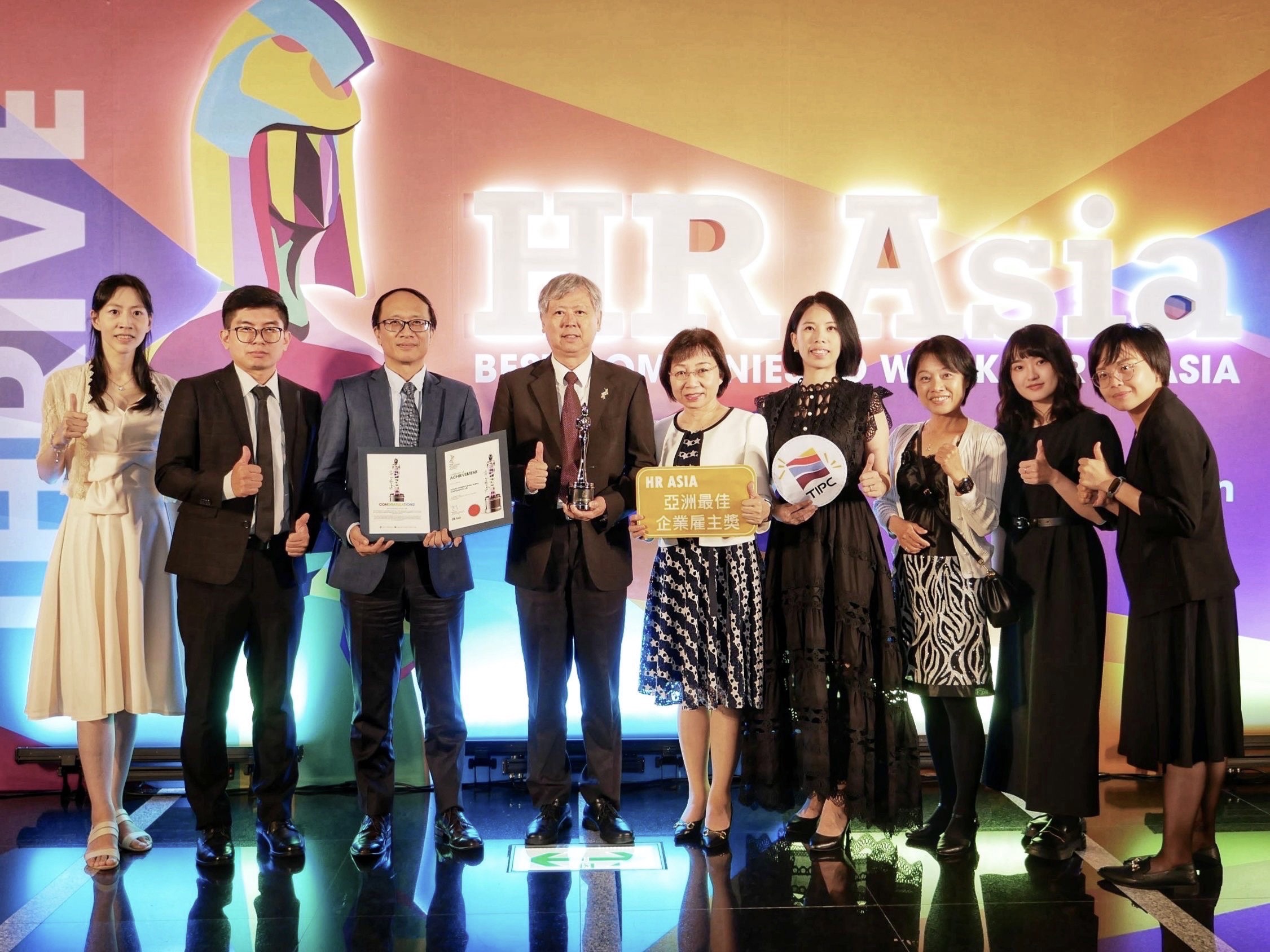 港務公司榮獲《HR ASIA》「2023亞洲最佳企業雇主獎」(左四李賢義董事長、左三盧展猷行政副總)