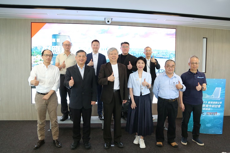 臺灣港務公司舉辦「2025 AI 應用暨實作研討會」展望講座，港務公司李賢義董事長、遠傳電信井琪總經理等貴賓合影
