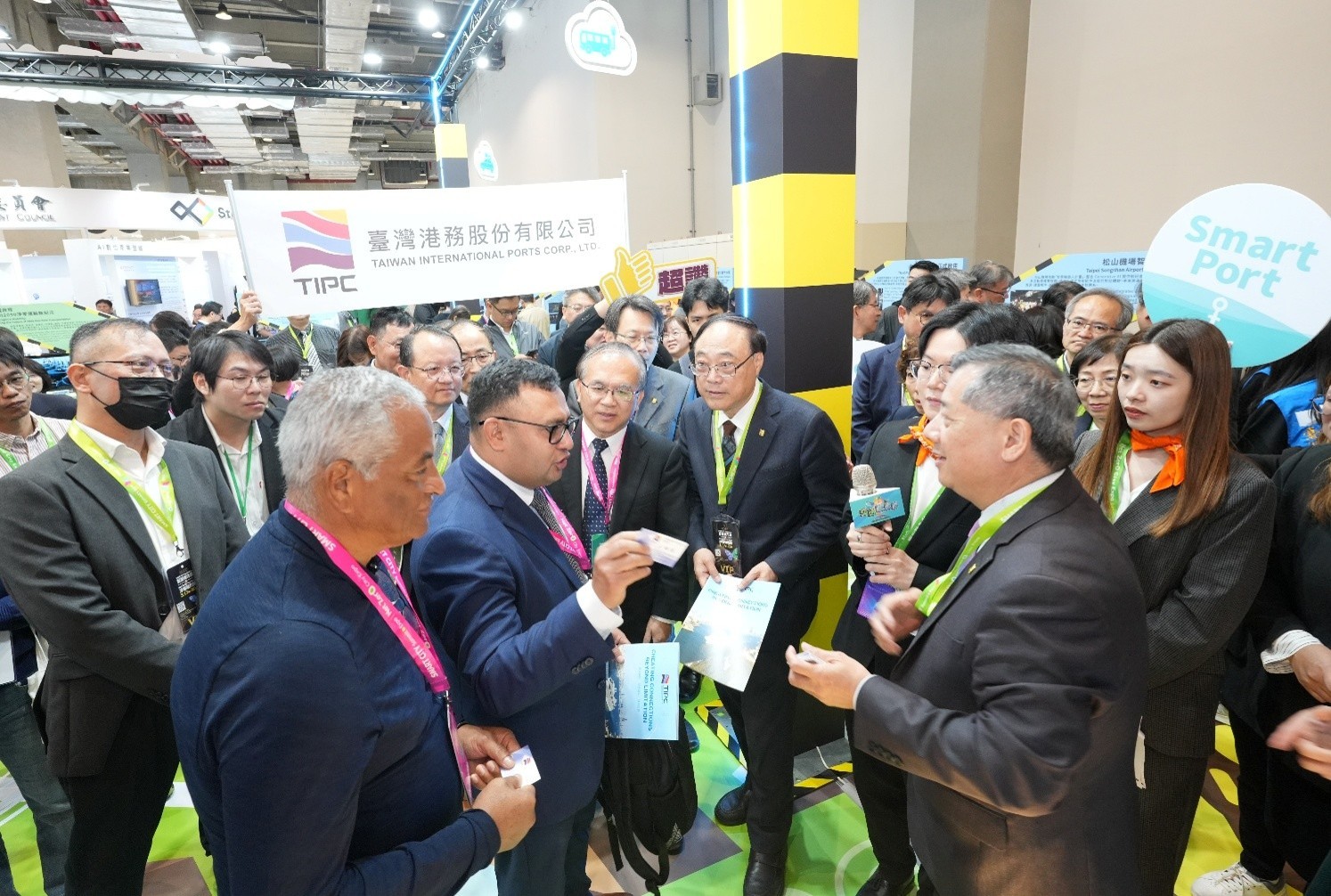 港務公司董事長與總經理陪同交通部次長及國際外賓參觀，展現智慧港口亮點