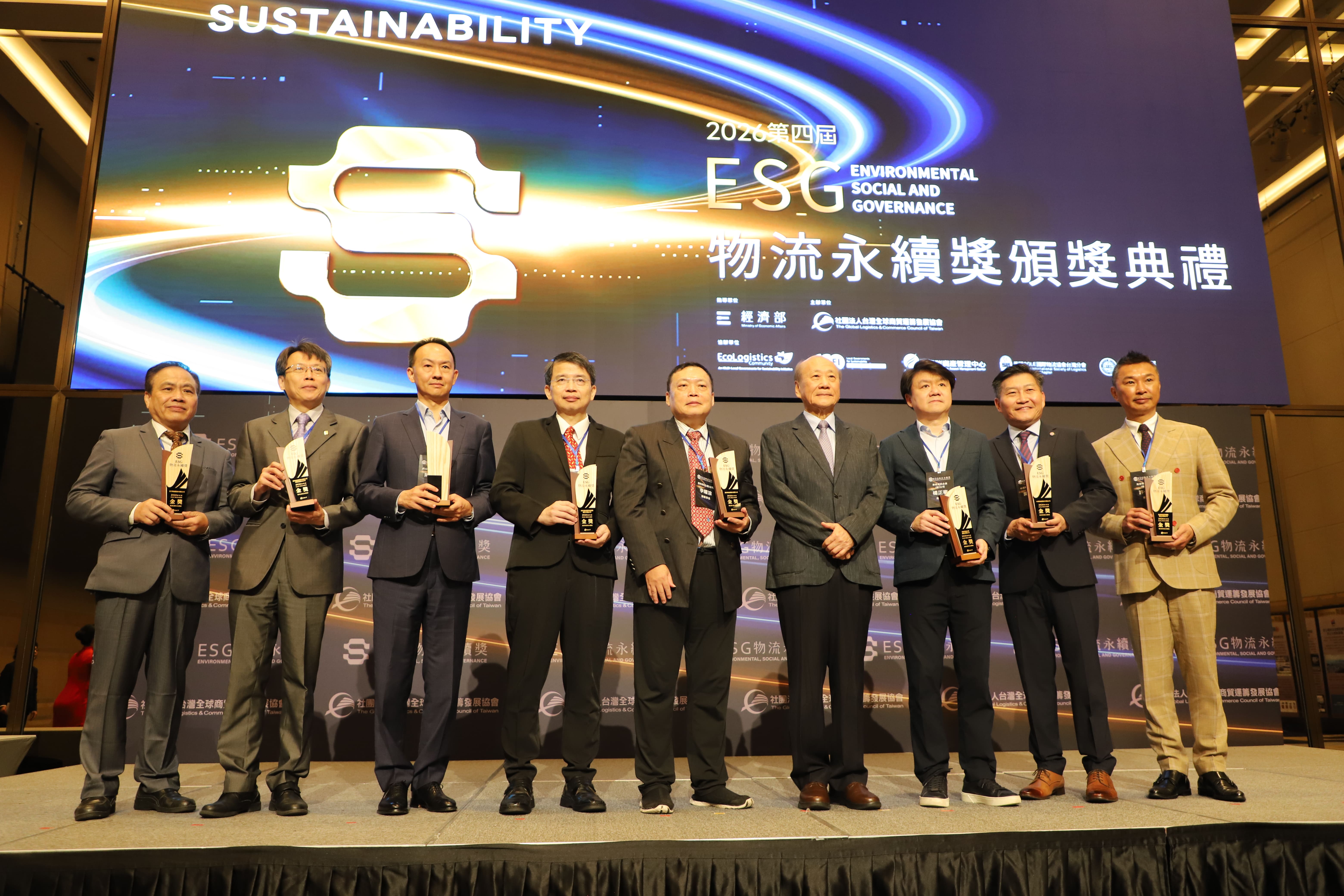 台北市交通文教基金會張家祝董事長、基隆分公司蘇建榮總經理及參賽嘉賓大合照。