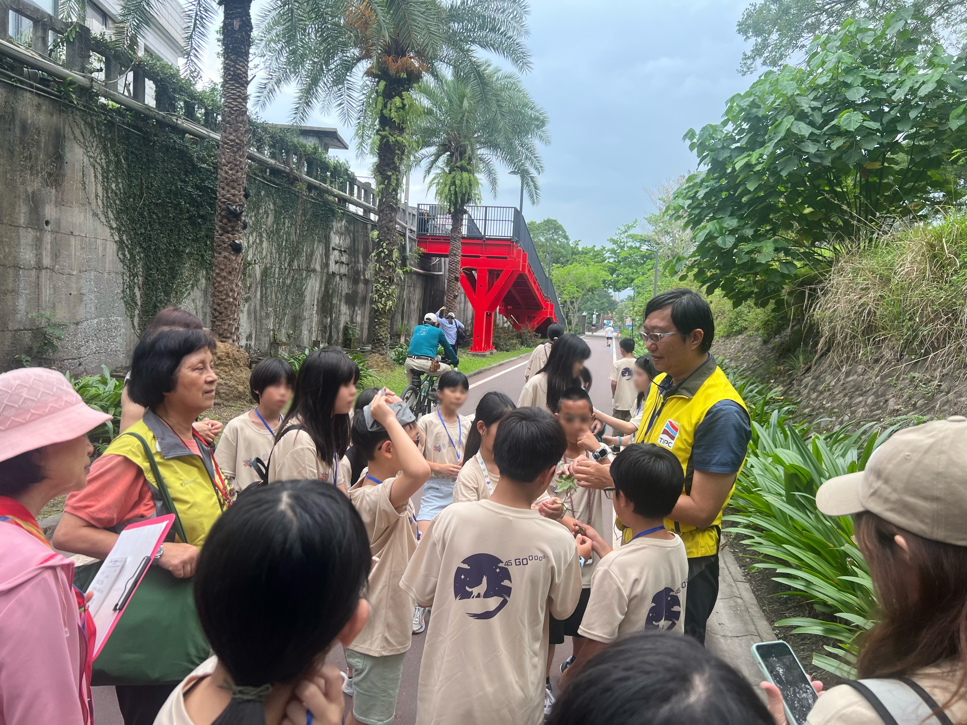 圖2、114年4月23日台北市三民國小參加本園區環境教育講習活動，講師於「港口水之道」課程，詳細解說花蓮港周邊生態
