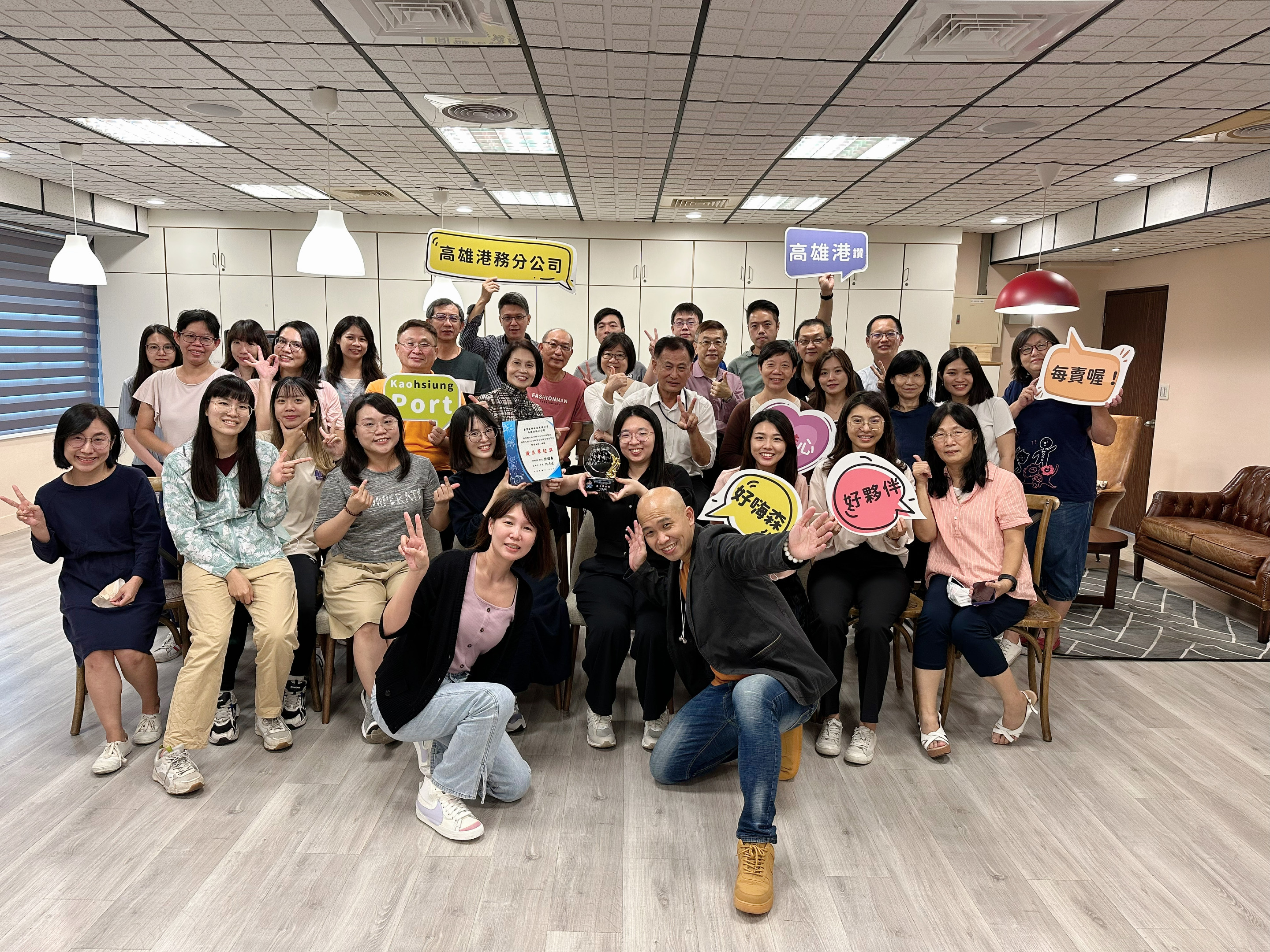 本分公司職安衛推動團隊齊心合力歡欣獲獎團體合照圖