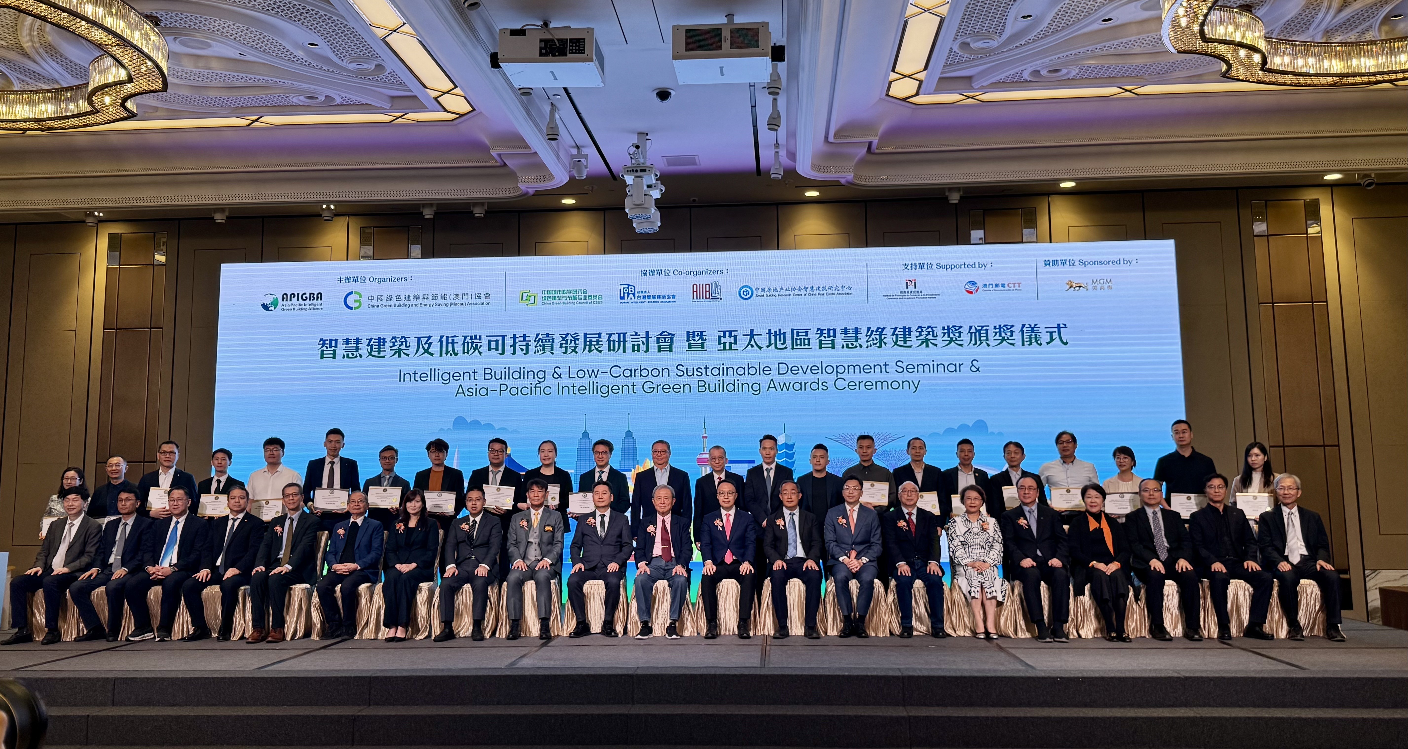 臺灣港務公司鄭志宏資深副處長、遠傳企業客戶高煥元副總經理代表領獎